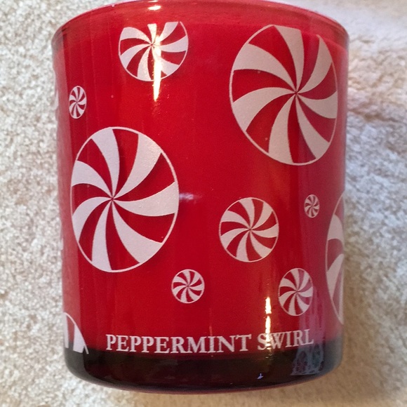 Peppermint Swirl Soy Wax Scented Candle  NWT 6.5oz - Picture 7 of 12